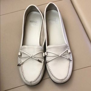 Cream Mootsies Tootsies leather loafers size 10